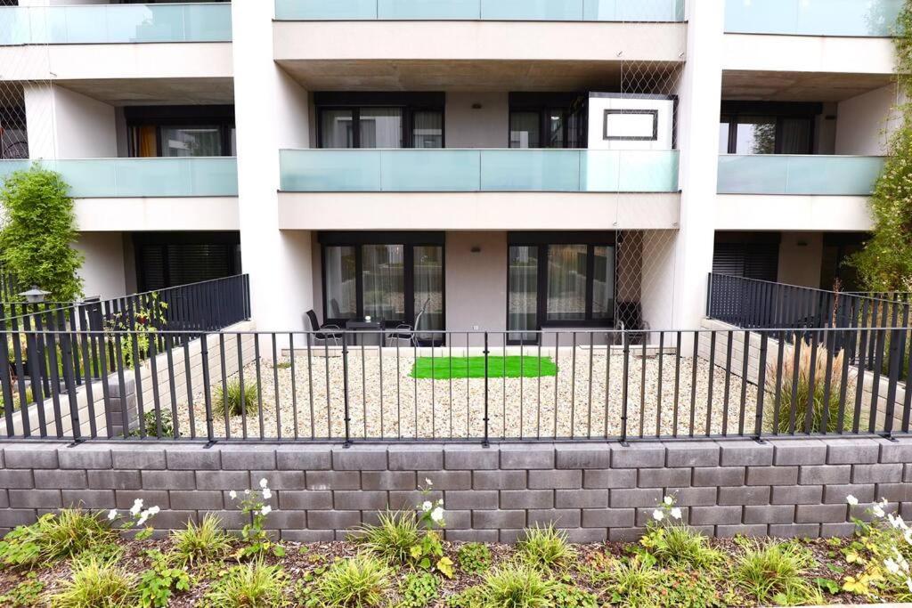 Modern Apartment • Garden • Near The City Center Prague Exterior photo