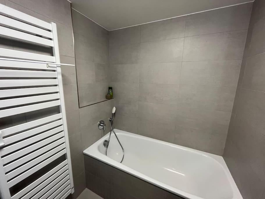 Modern Apartment • Garden • Near The City Center Prague Exterior photo